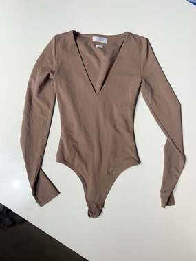 Babaton Contour V-Neck Longsleeve Bodysuit